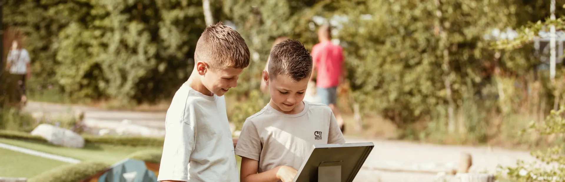 Camping de kleine wolf faciliteit adventuregolf jongens