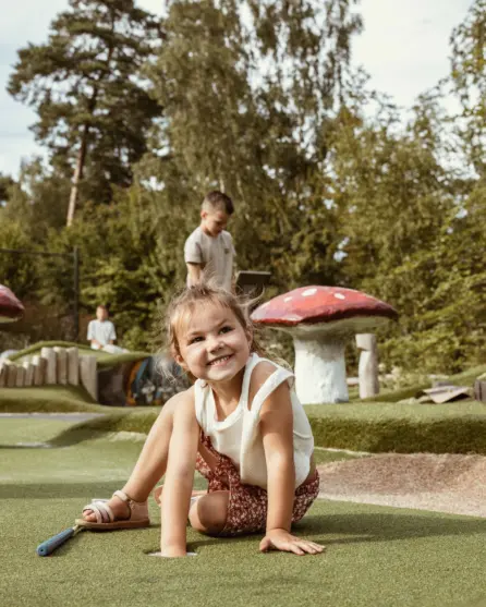 Camping de kleine wolf faciliteit adventuregolf meisje