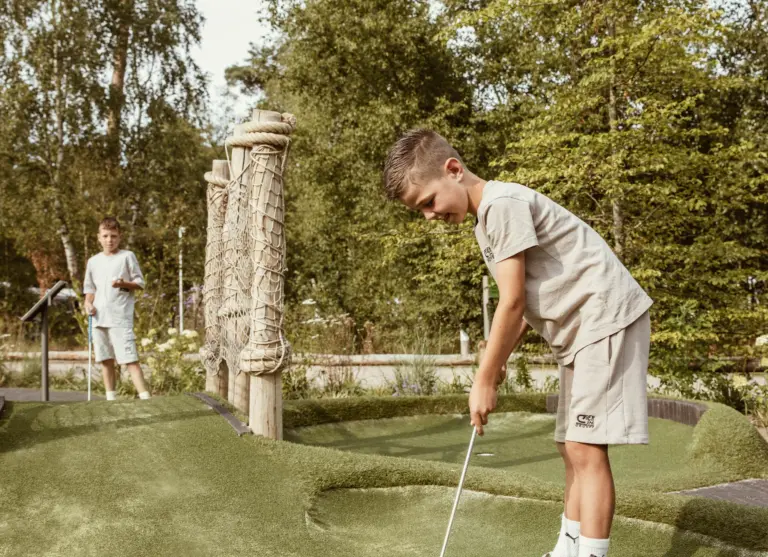 Camping de kleine wolf faciliteit adventuregolf jongen 3 kopie min