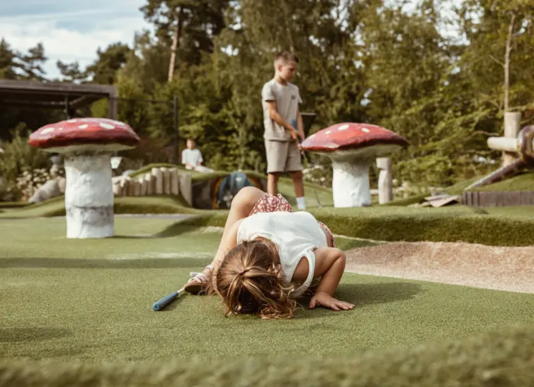 Camping de kleine wolf faciliteit adventuregolf meisje kijken kopie min