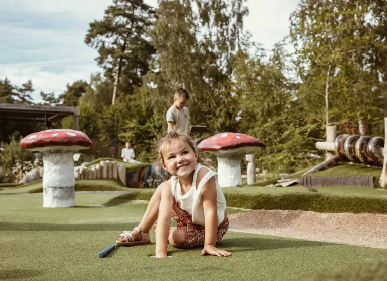 Camping de kleine wolf faciliteit adventuregolf meisje