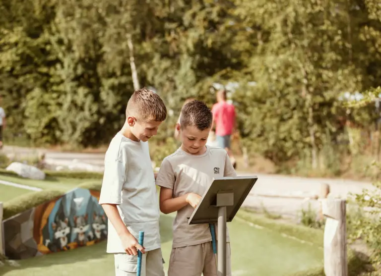 Camping de kleine wolf faciliteit adventuregolf jongens
