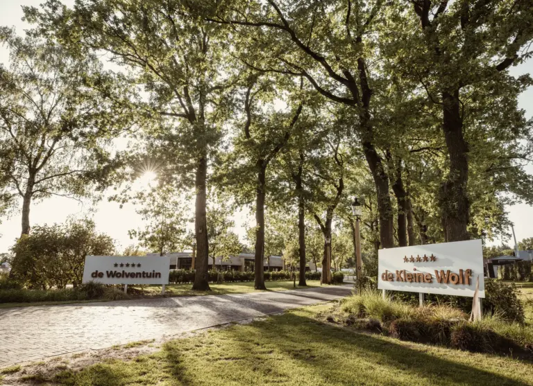 Camping de kleine wolf faciliteit oprijlaan borden