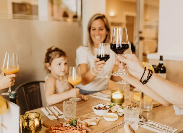 Camping de kleine wolf italiaan proost wijn antipasti