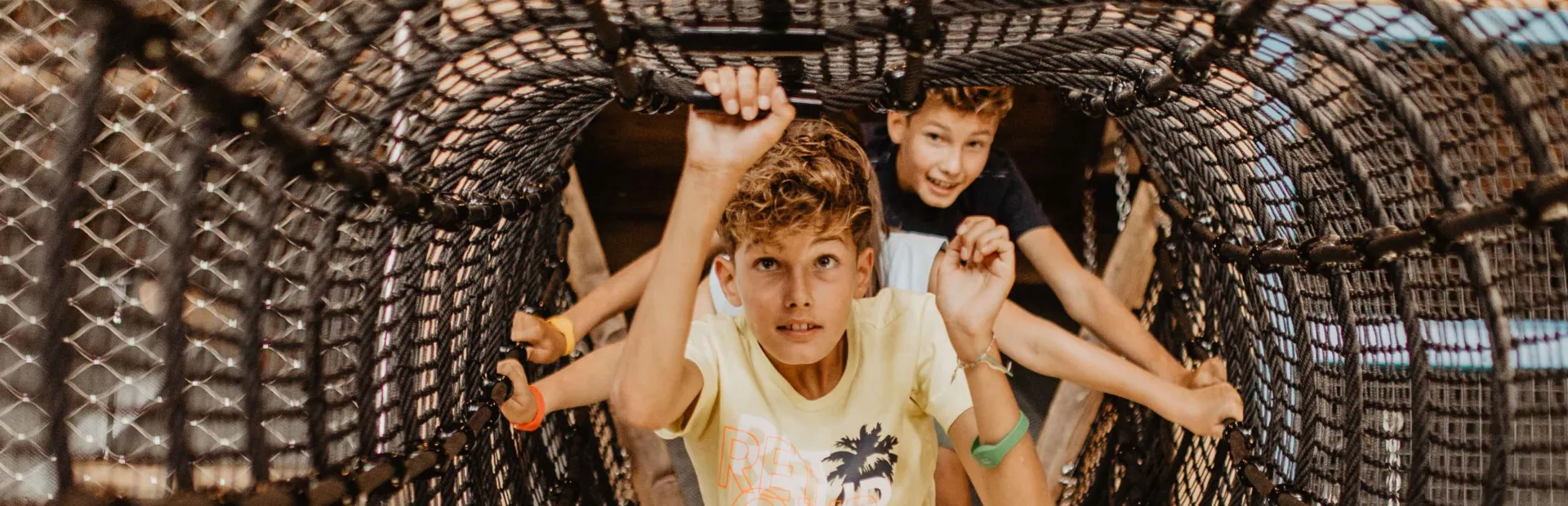 Camping de kleine wolf indoorspeeltuin touwen broers zussen staand