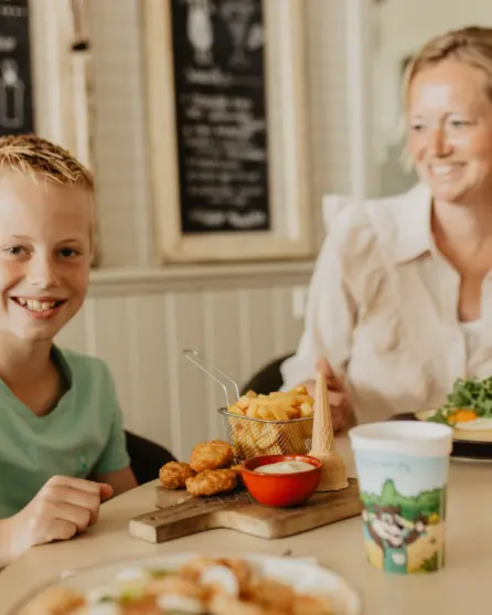 Camping de kleine wolf faciliteit horeca gezin lunchen 3