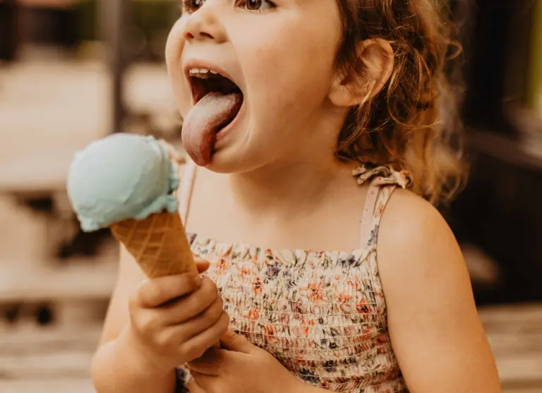 Camping de kleine wolf foodbar ijssalon ijsje likken tong blauw