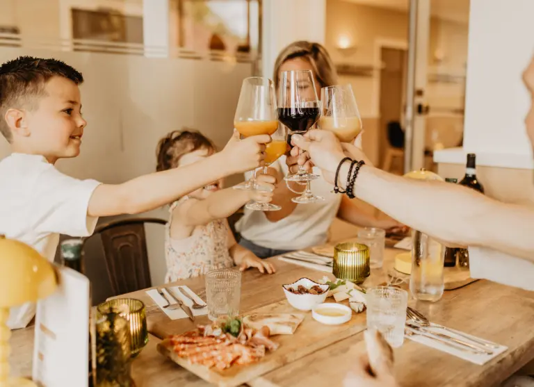 Camping de kleine wolf italiaan gezin proosten antipasti 2