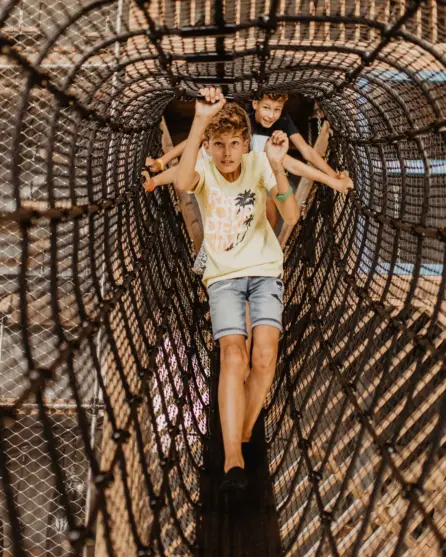 Camping de kleine wolf indoorspeeltuin touwen broers zussen staand