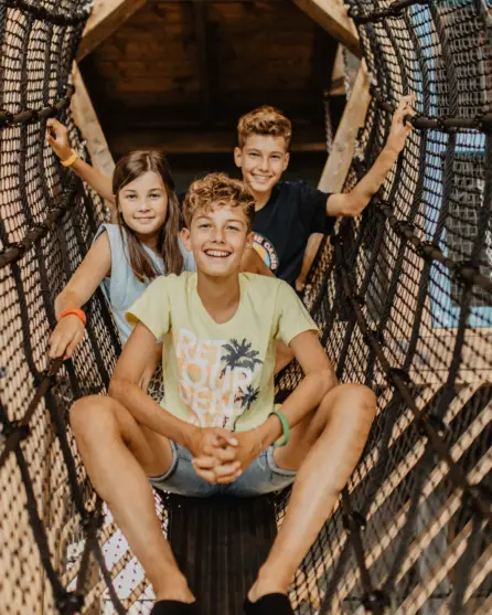 Camping de kleine wolf indoorspeeltuin touwen broers zussen lachen