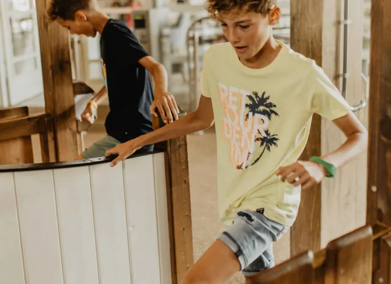 Camping de kleine wolf faciliteit indoorspeeltuin obstacle run