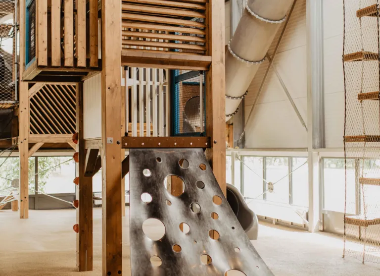 Camping de kleine wolf faciliteit indoorspeeltuin toren