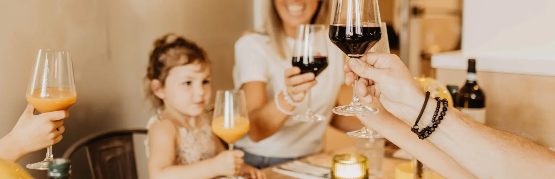 Camping de kleine wolf italiaan proost wijn antipasti