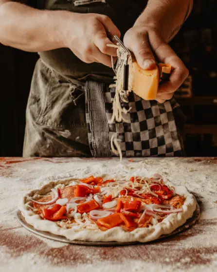 Camping de kleine wolf faciliteit schaapskooi pizza bereiden raspen kaas