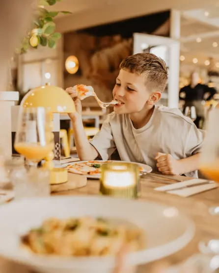 Camping de kleine wolf italiaan pizza eten jongen lachen 2