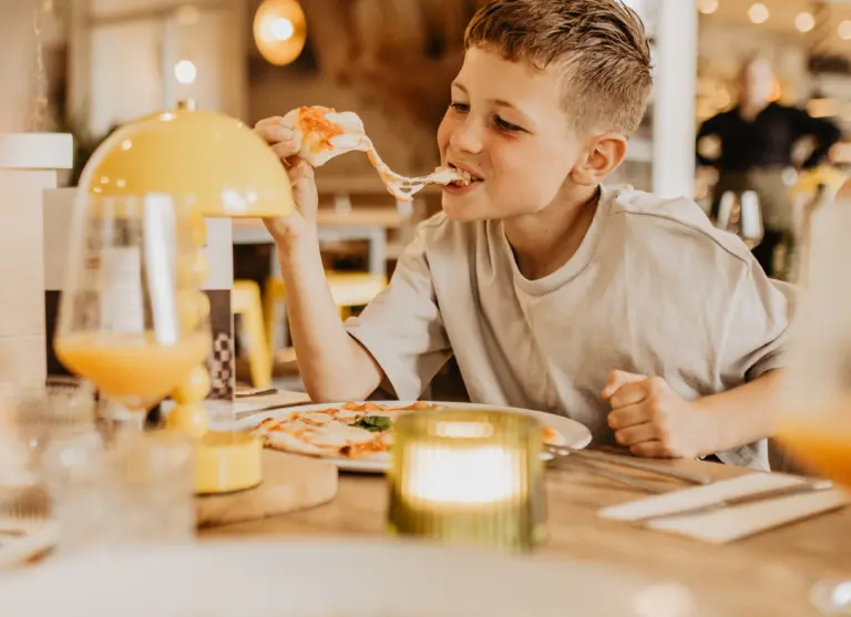 Camping de kleine wolf italiaan pizza eten jongen lachen 2