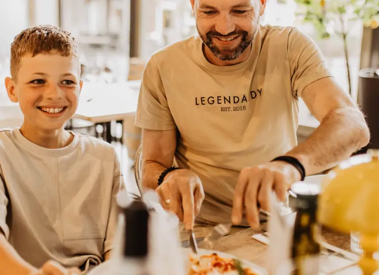 Camping de kleine wolf italiaan pizza snijden lachen papa jongen