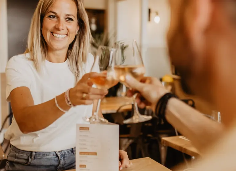 Camping de kleine wolf italiaan proosten rose wijn 2 3