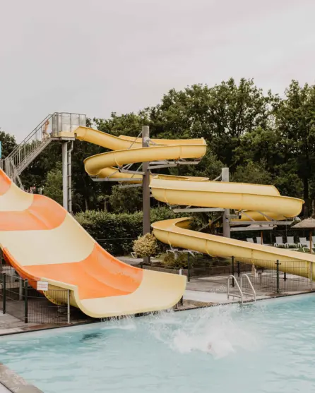 Camping de kleine wolf faciliteit zwembad glijbanen overzicht donker