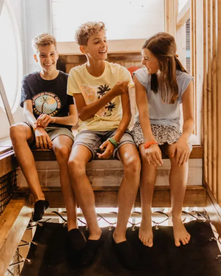 Camping de kleine wolf indoorspeeltuin broers zus lachen