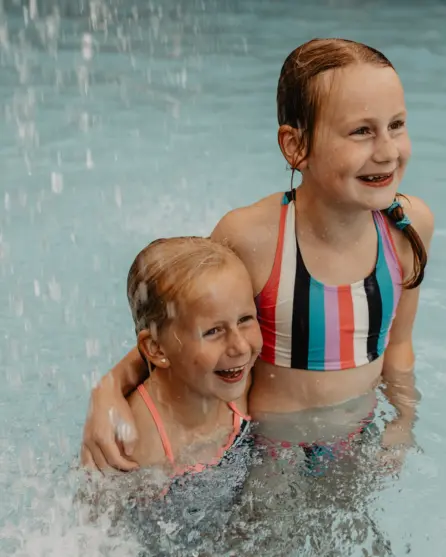 Camping de kleine wolf faciliteit zwembad peuterbad meisjes 2
