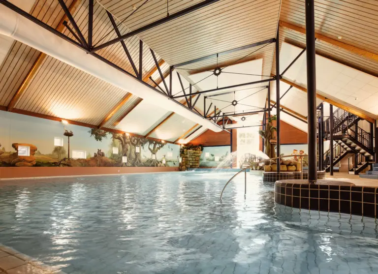 Camping de kleine wolf faciliteit zwembad binnenbad overzicht