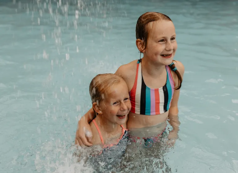 Camping de kleine wolf faciliteit zwembad peuterbad meisjes 2