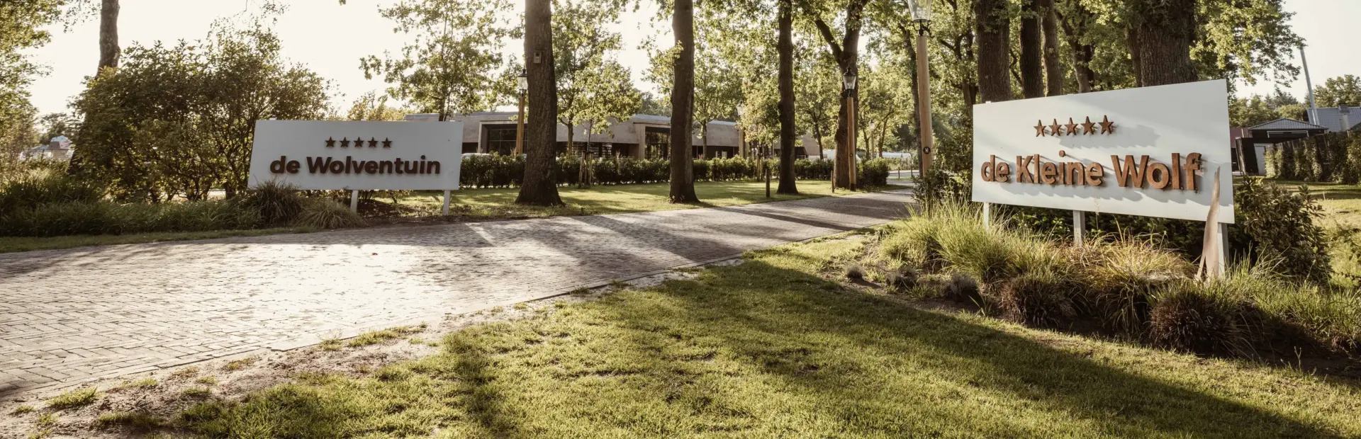 Camping de kleine wolf faciliteit oprijlaan borden