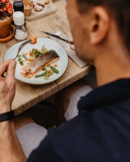 Camping de kleine wolf faciliteit horeca zalm snijden