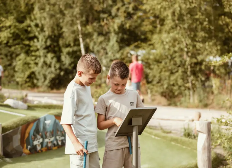 Camping de kleine wolf faciliteit adventuregolf jongens