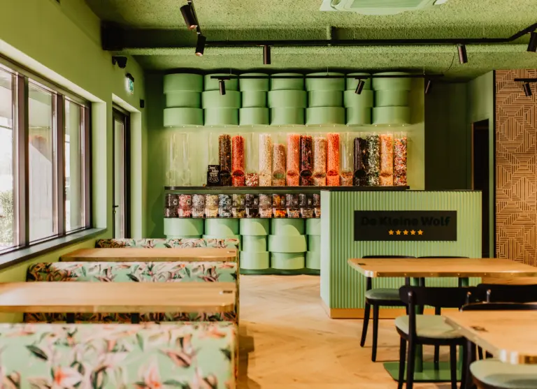 Camping de kleine wolf horeca foodbar snoepwand tafels 2