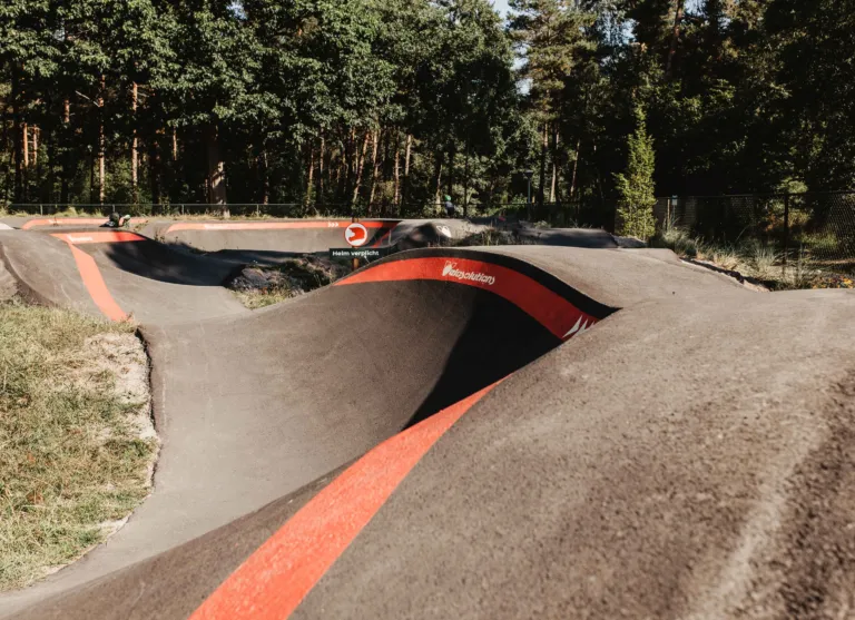 Camping de kleine wolf faciliteit pumptrack bocht