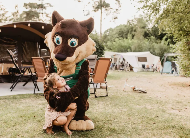 Camping de kleine wolf animatie kuffelen wolfie verliefd