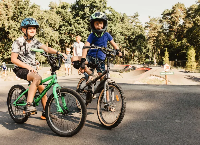 Camping de kleine wolf faciliteit pumptrack jongens op fiets