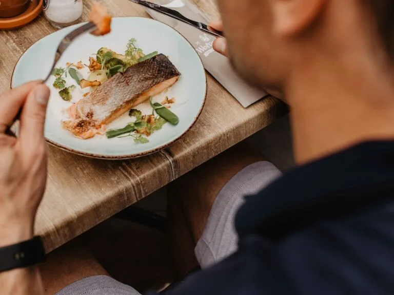 Camping de kleine wolf faciliteit horeca zalm snijden